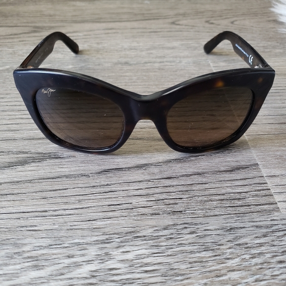 MAUI JIM - Sunglasses & case - Picture 6 of 16